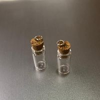 Pingente em formato de garrafinha 2.5 cm.